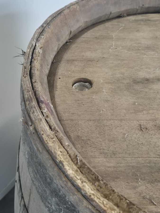 Tonneau ancien en chêne à cerclage métallique