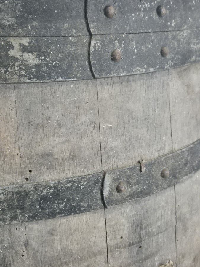 Tonneau ancien en chêne à cerclage métallique