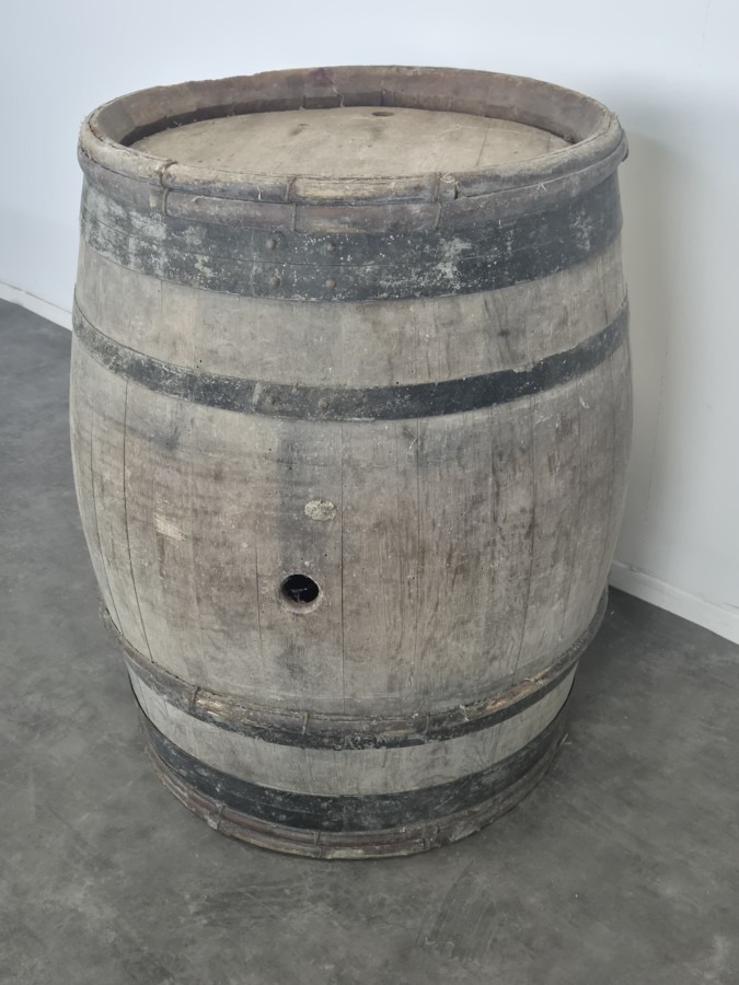 Tonneau ancien en chêne à cerclage métallique