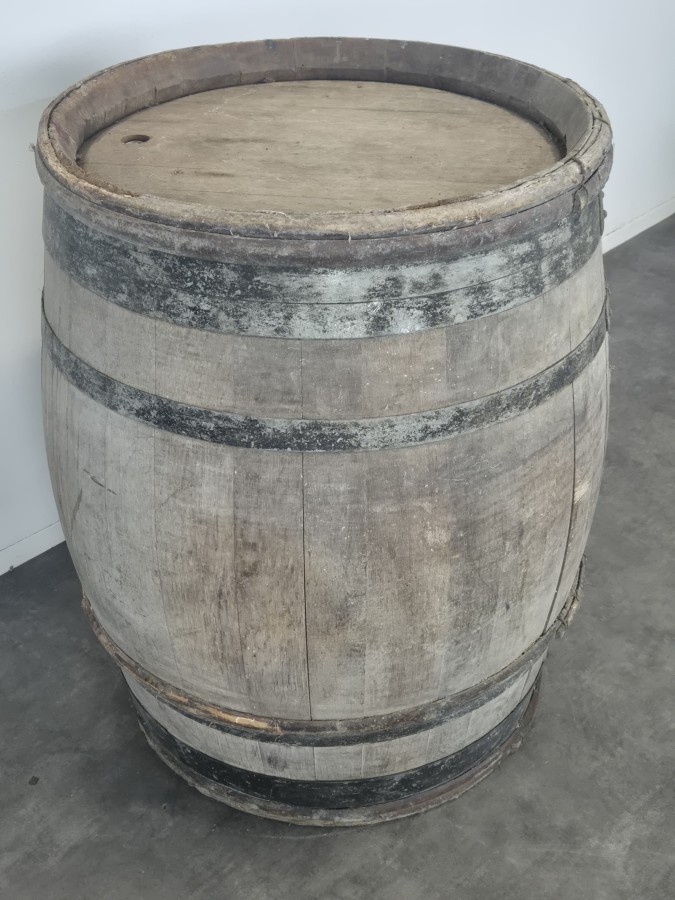 Tonneau ancien en chêne à cerclage métallique