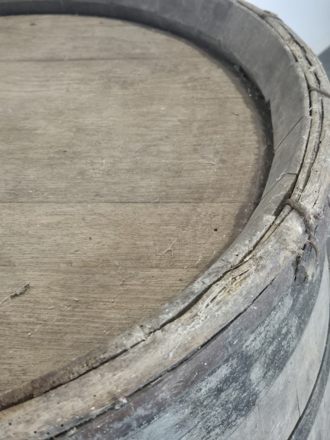 Tonneau ancien en chêne à cerclage métallique