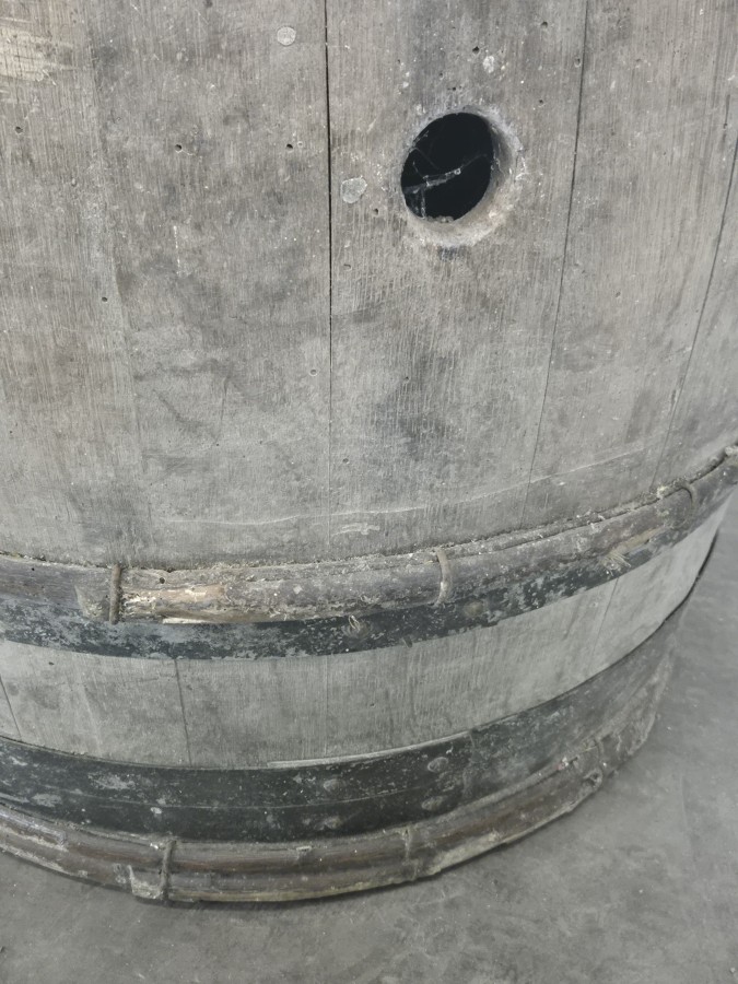 Tonneau ancien en chêne à cerclage métallique