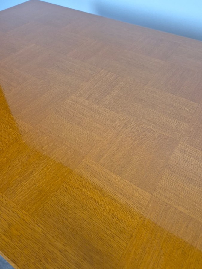 Table de salle à manger en chêne des années 50 à plateau marqueté