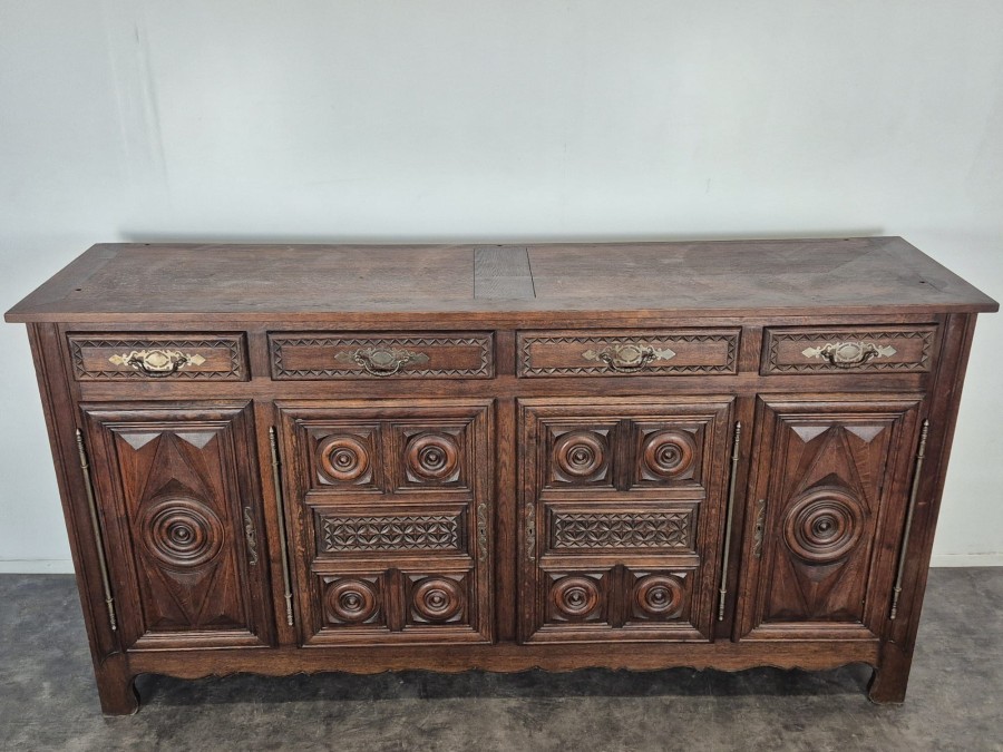 Buffet bas à quatre portes en chêne sculpté de rosaces