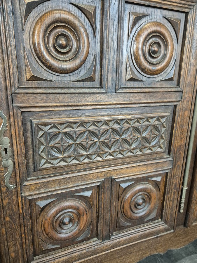 Buffet bas à quatre portes en chêne sculpté de rosaces