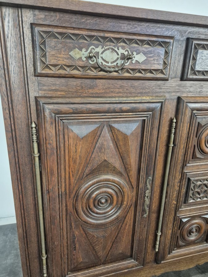 Buffet bas à quatre portes en chêne sculpté de rosaces