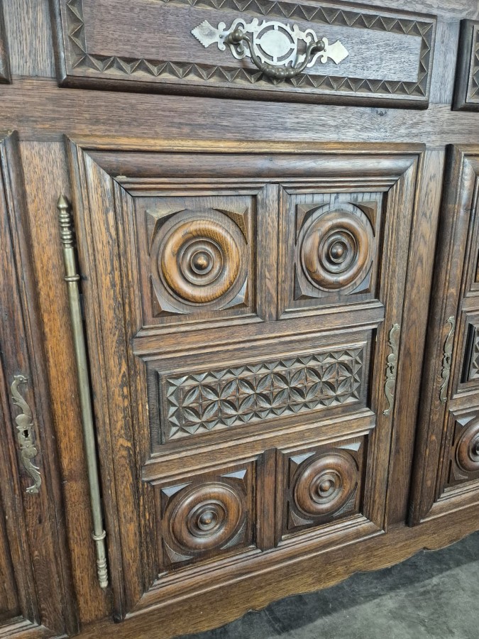 Buffet bas à quatre portes en chêne sculpté de rosaces