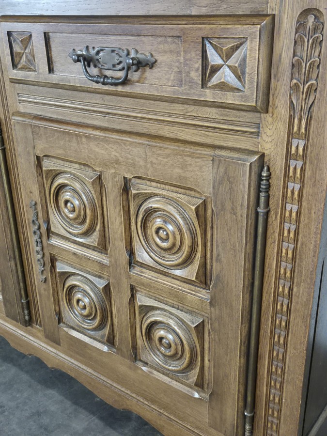 Buffet bas à trois portes en chêne à rosaces et étoile