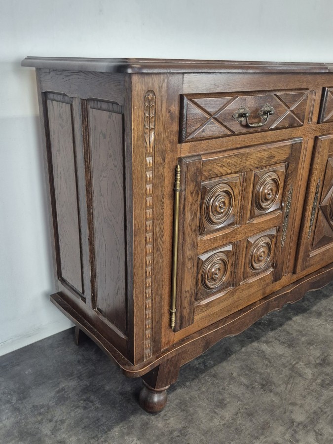 Buffet bas à trois portes en chêne à rosaces et étoile