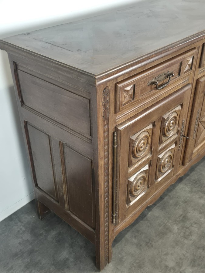 Buffet bas à trois portes en chêne à rosaces et étoile