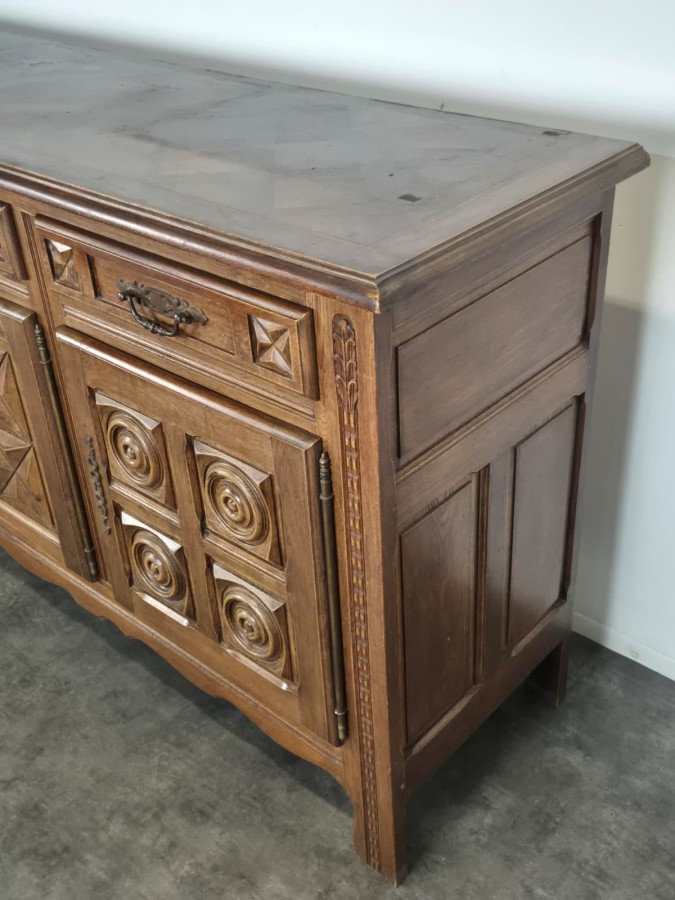 Buffet bas à trois portes en chêne à rosaces et étoile