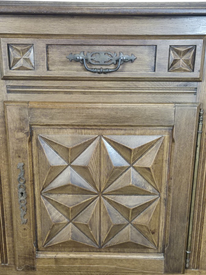 Buffet bas à trois portes en chêne à rosaces et étoile