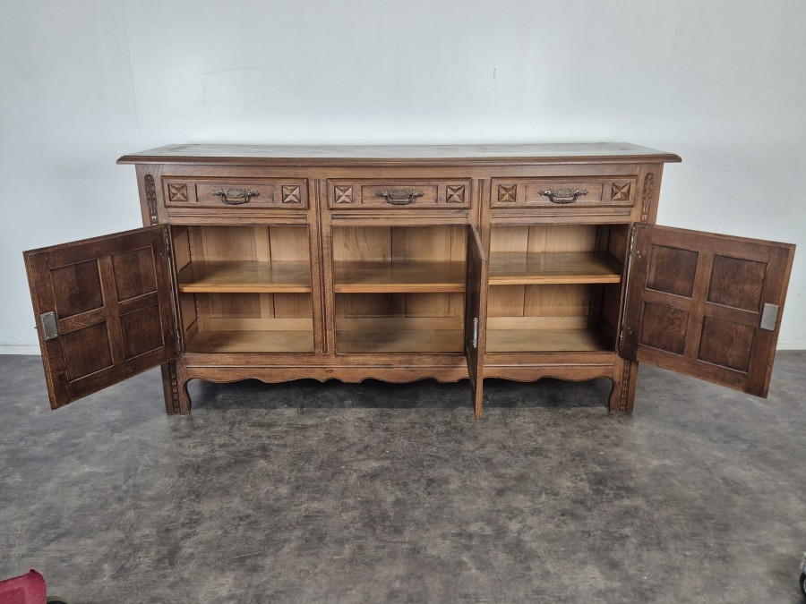 Buffet bas à trois portes en chêne à rosaces et étoile