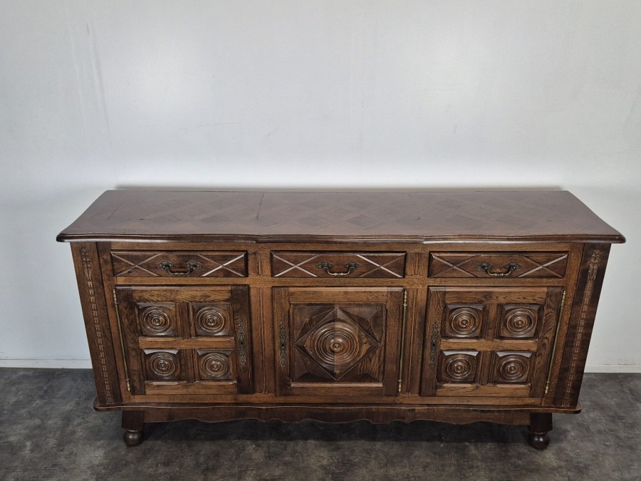 Buffet bas à trois portes en chêne sculpté sur pieds boules