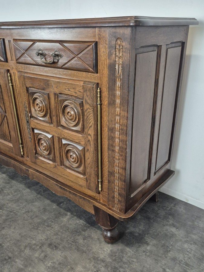 Buffet bas à trois portes en chêne sculpté sur pieds boules