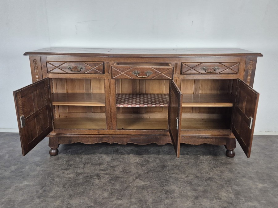 Buffet bas à trois portes en chêne sculpté sur pieds boules