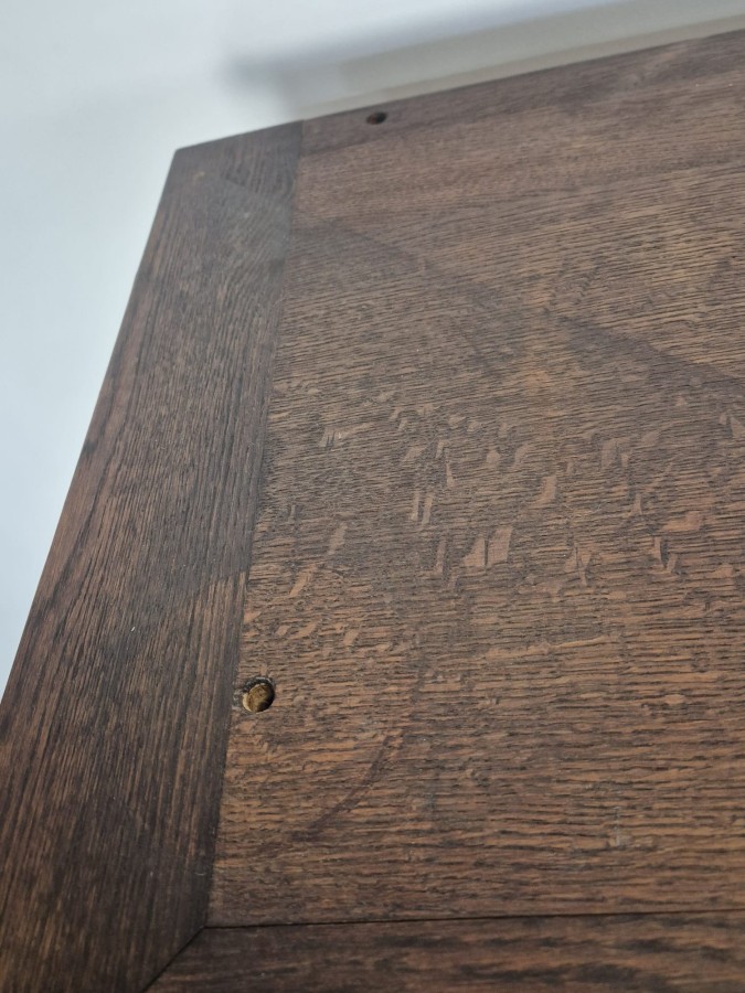 Buffet bas à trois portes en chêne sculpté sur pieds boules