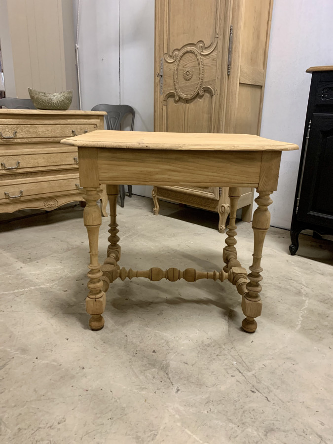 Jolie petite table d'appoint décapée