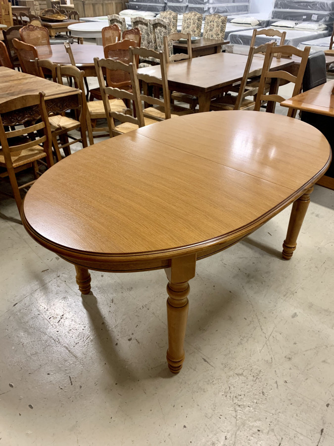 Belle table ovale en chêne clair