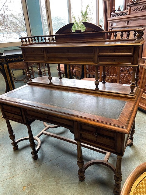 Beau bureau à gradin de style Henri II
