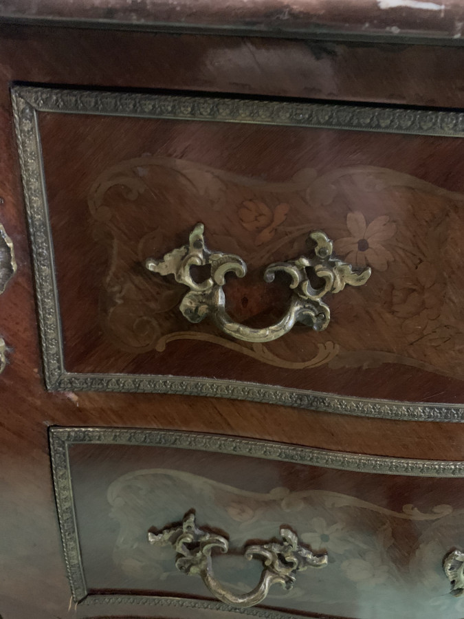 Petite commode de style Louis XV en marqueterie de bois de rose