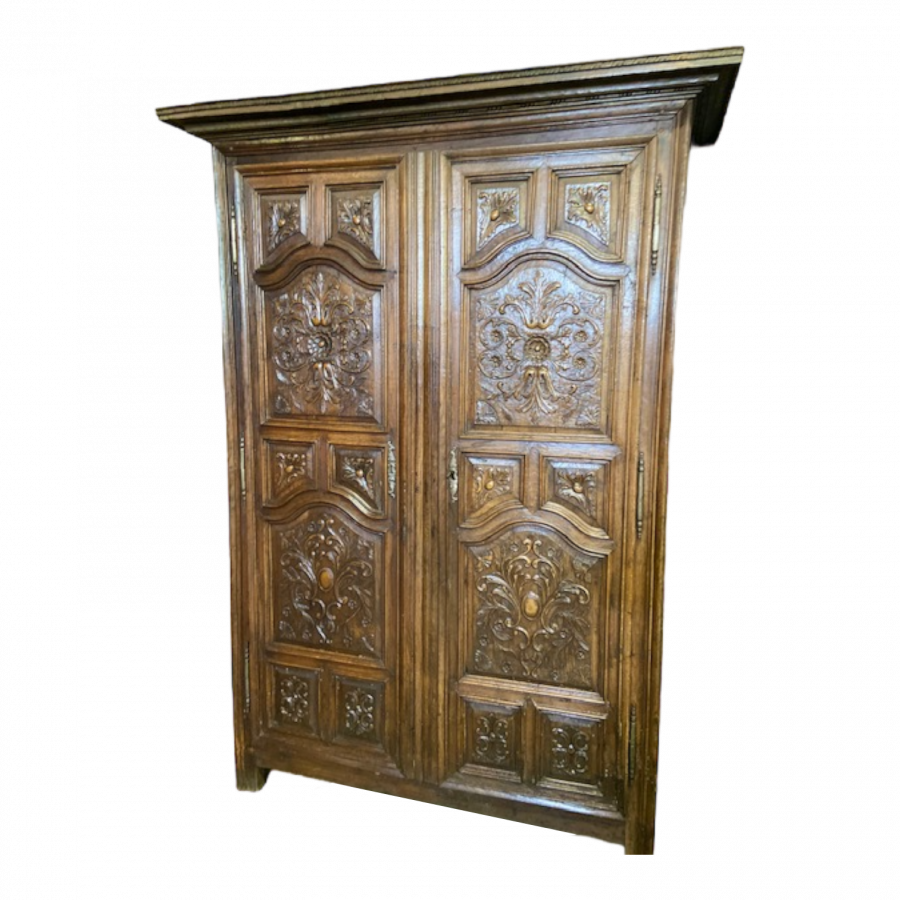 Grande armoire en chene richement scupltée