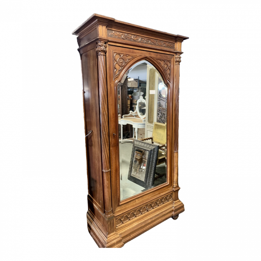 Armoire gothique en noyer avec glace biseauté