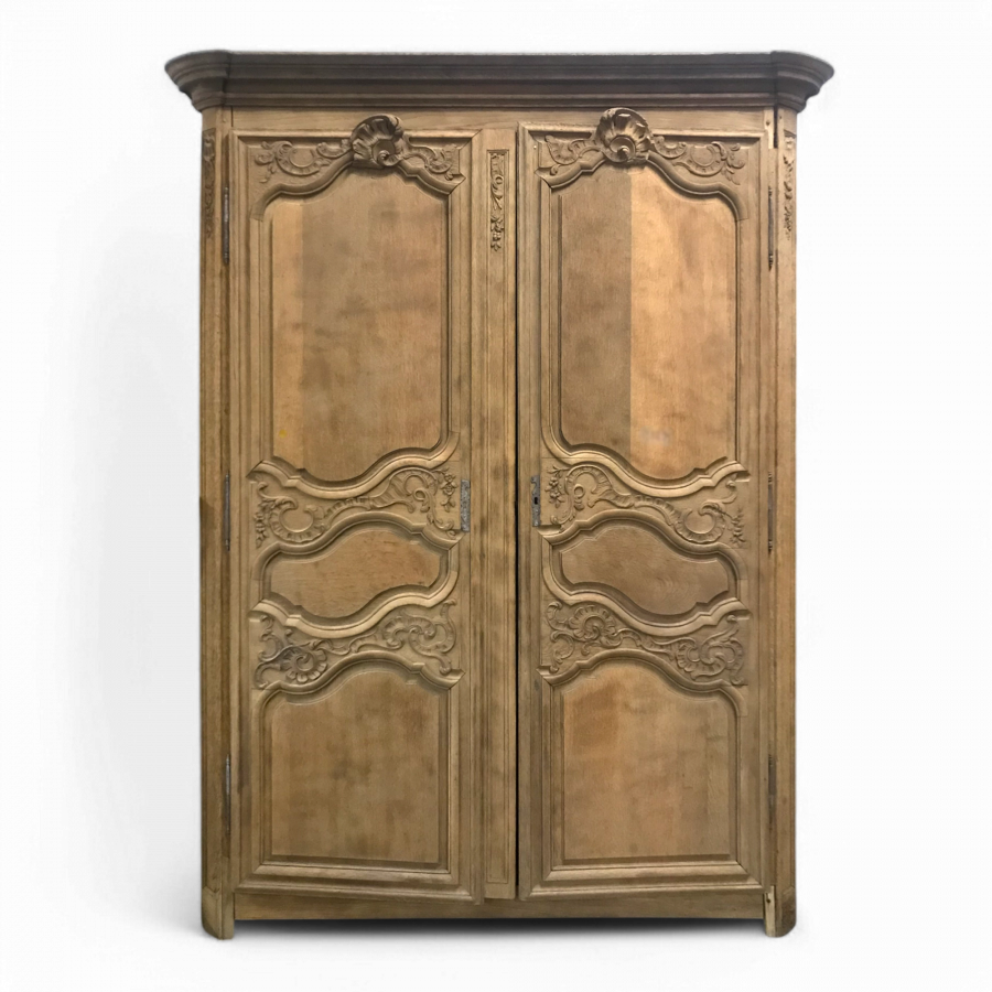 Grande armoire en chêne décapée