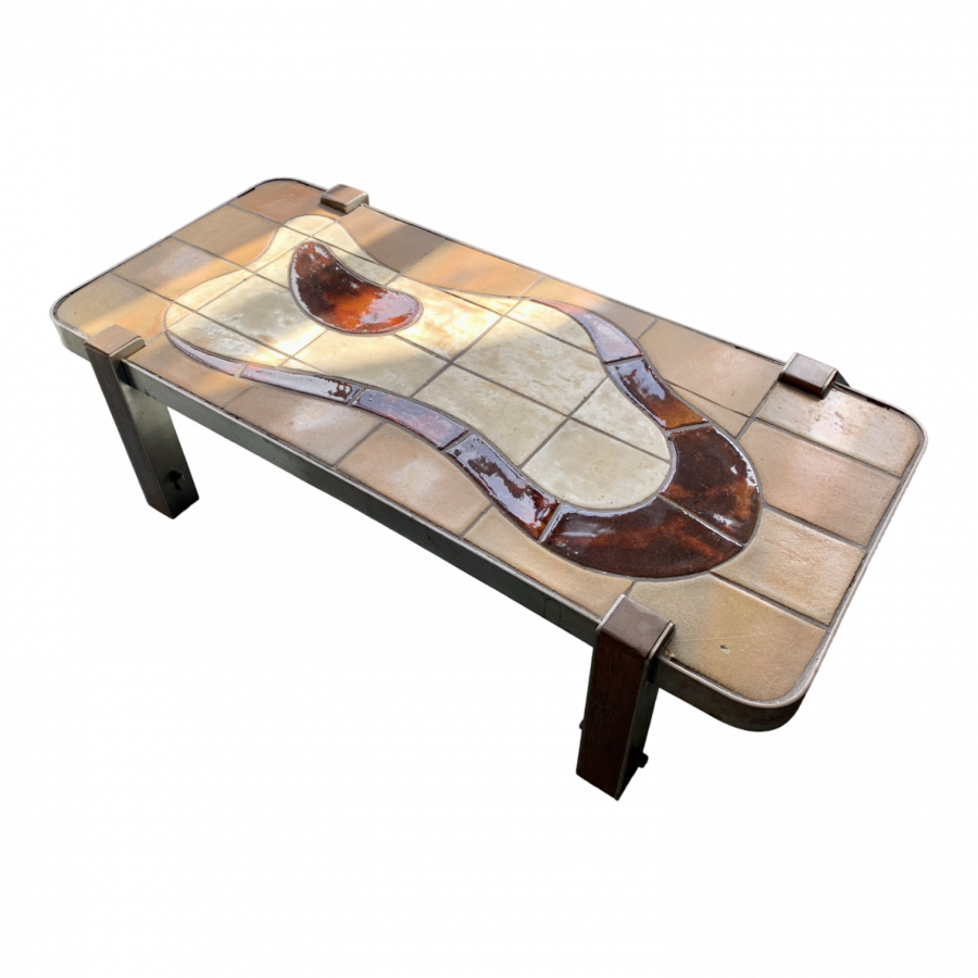 Table basse en acier et bois surplombée d'un plateau en céramique