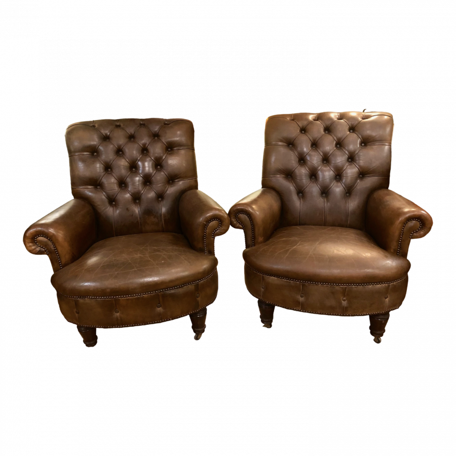 Paire de fauteuils Chesterfields au format Napoleon III en cuir