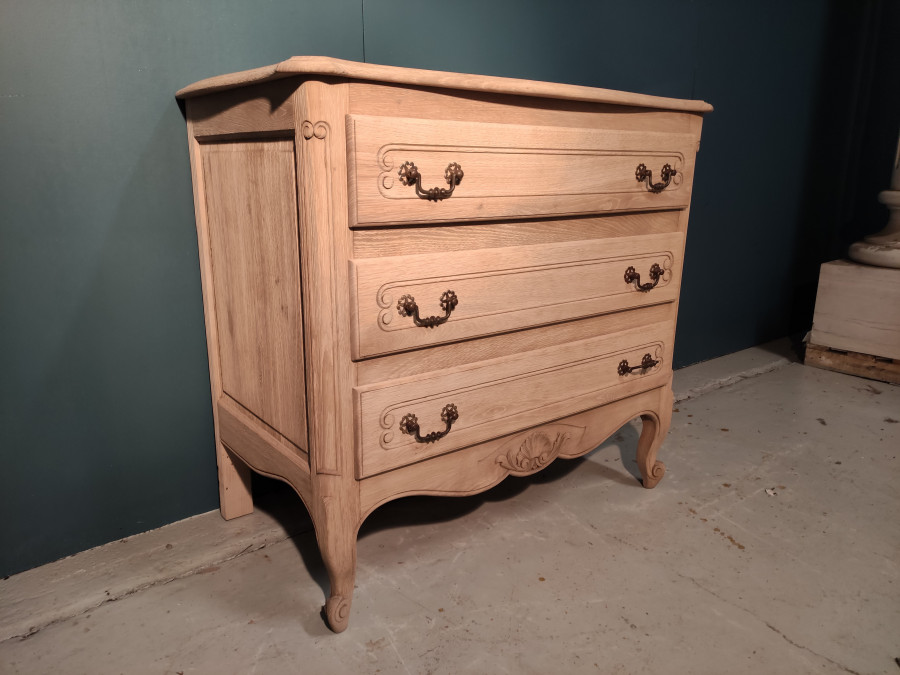 Commode Baroque en chêne décapée ouvrant à 3 tiroirs