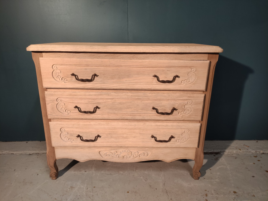 Commode Baroque en chêne décapée ouvrant à 3 tiroirs