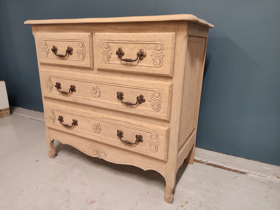 Commode Baroque en chêne décapée ouvrant à 4 tiroirs