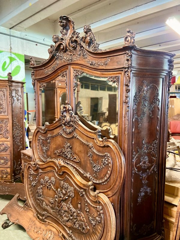 Grande chambrée de style Louis XV en noyer