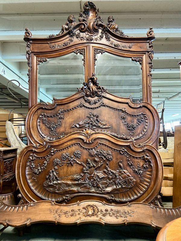 Grande chambrée de style Louis XV en noyer