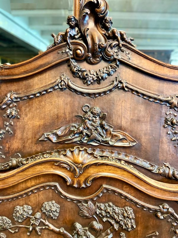 Grande chambrée de style Louis XV en noyer