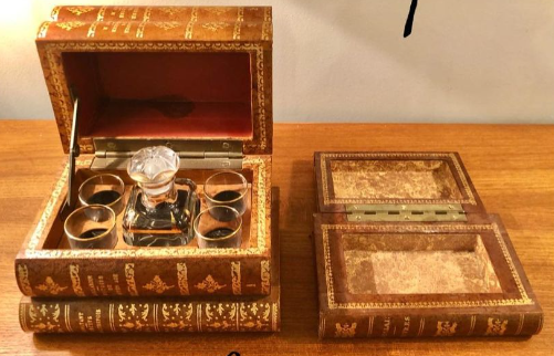 Cave à liqueur dans livres trompe-l’œil à reliures en cuir