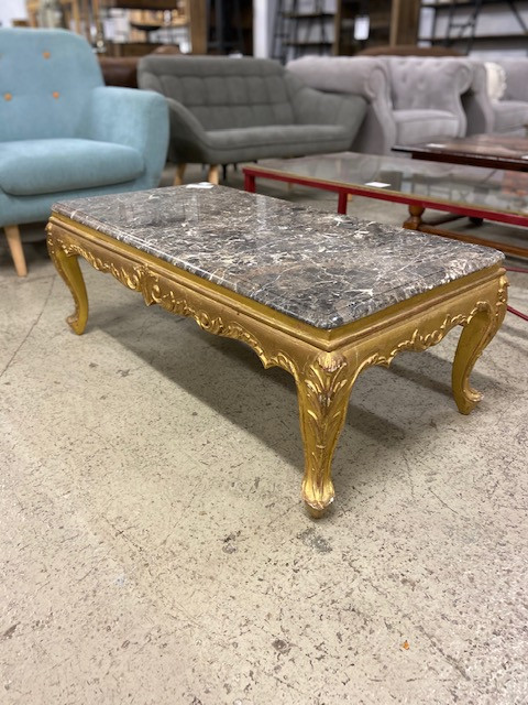 Table basse en bois doré de style Louis XV