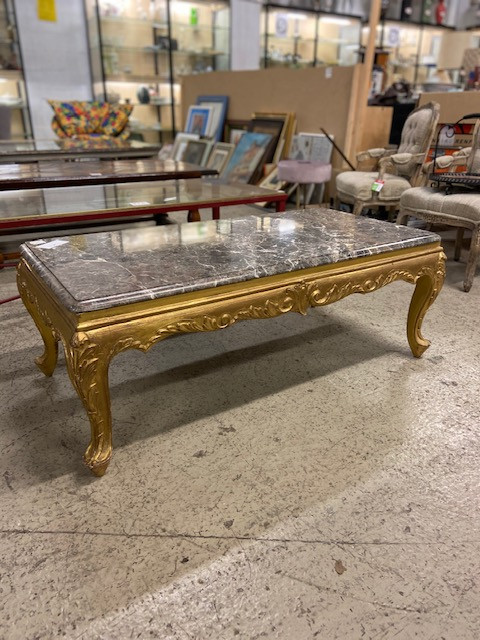 Table basse en bois doré de style Louis XV