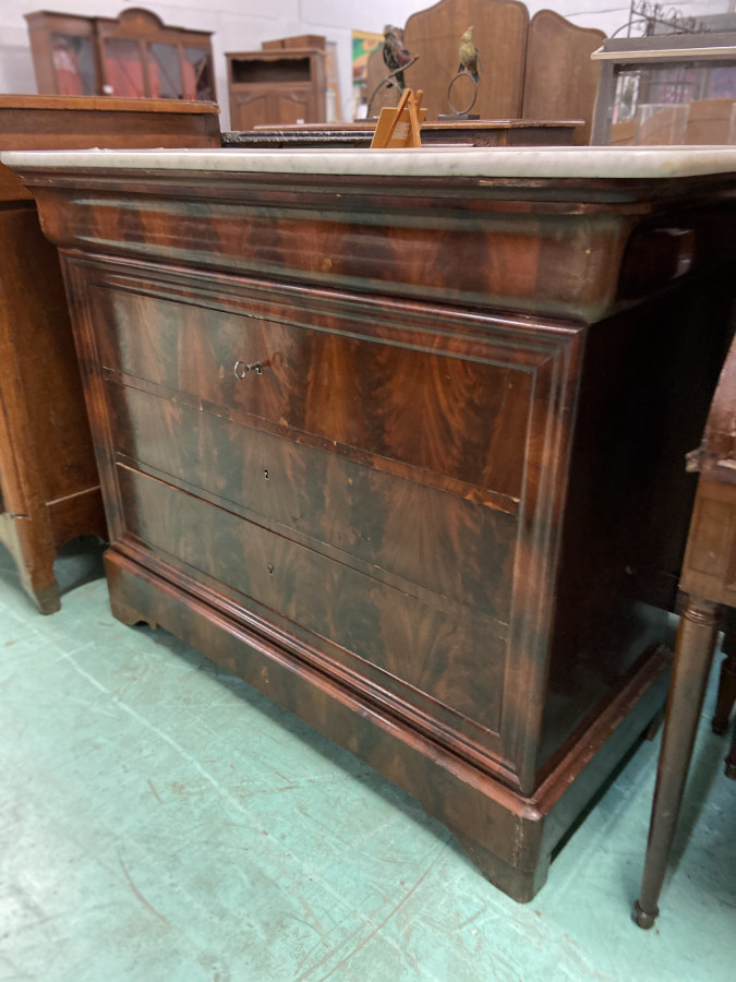 Belle commode Louis Philippe en acajou flammé