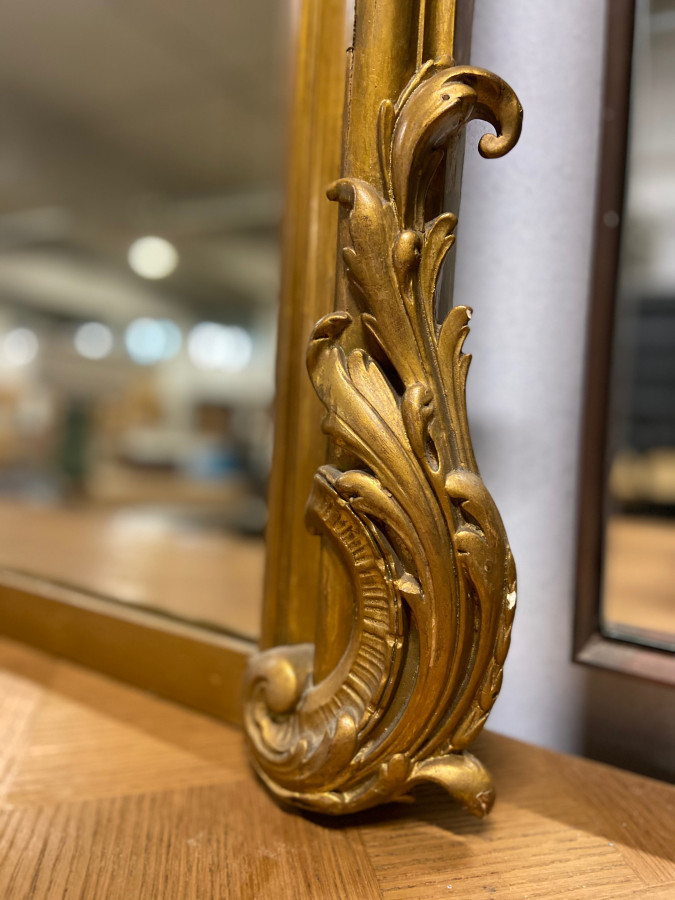 Miroir en bois doré de style Louis XVI