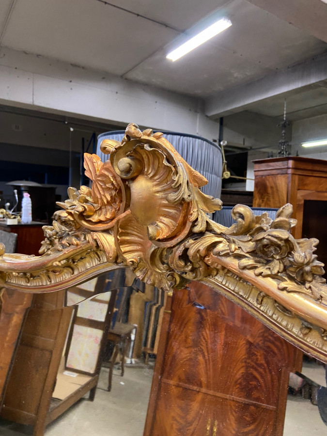 Grand miroir en bois doré de style Louis XVI