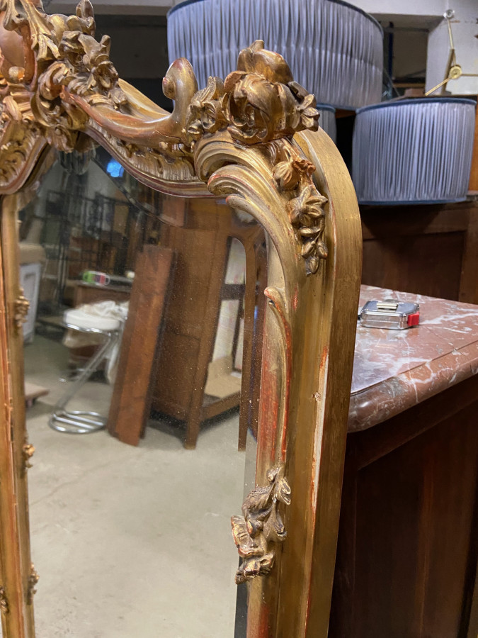 Grand miroir en bois doré de style Louis XVI