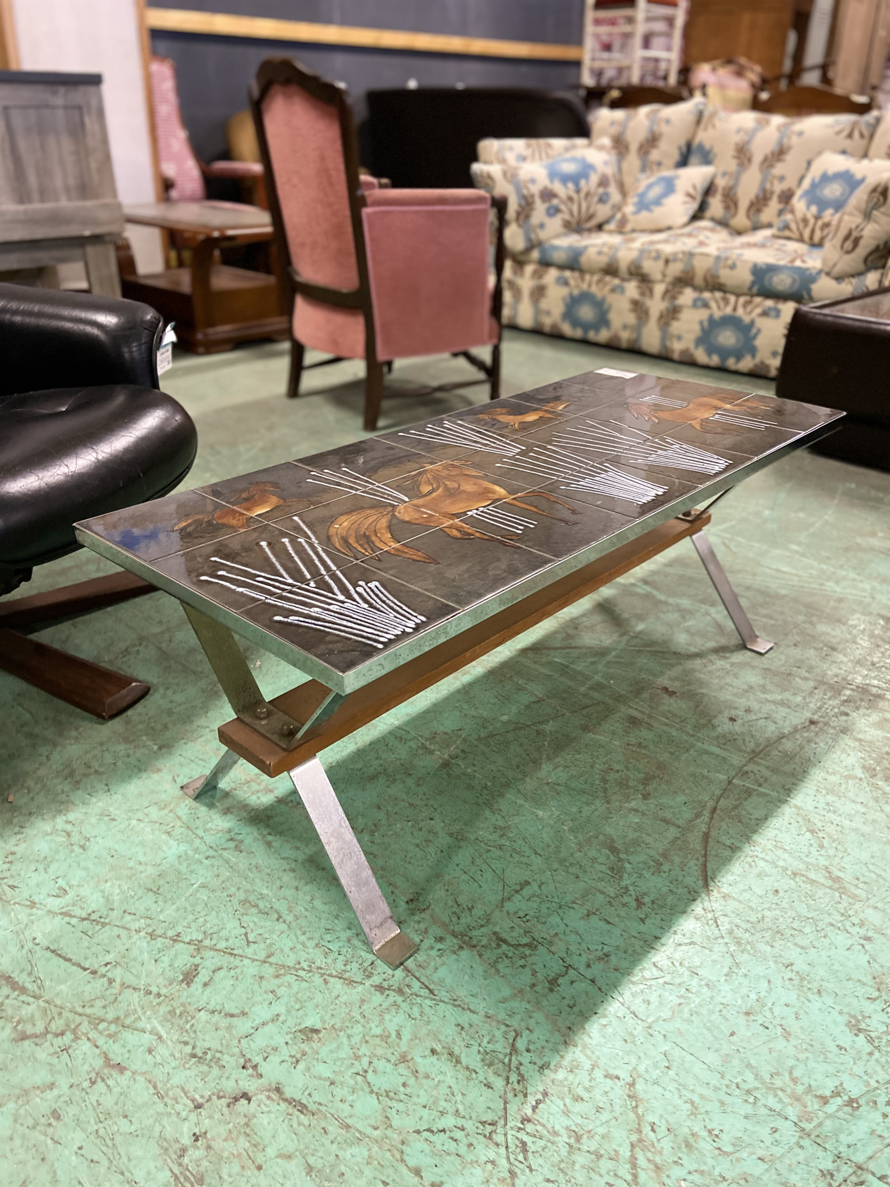 Table basse vintage 70's plateau en faience peint à décors de