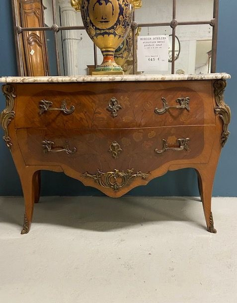 Grande commode en marqueterie de bois de rose
