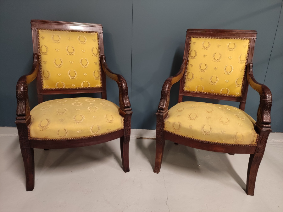 Paire de fauteuils de style