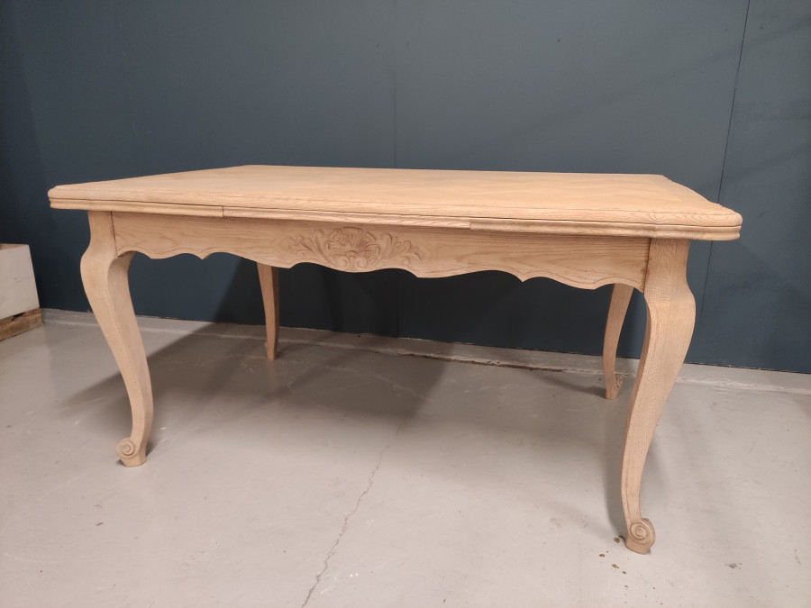 Table Baroque en chêne massif décapée comprenant 2 allonges à l'italienne