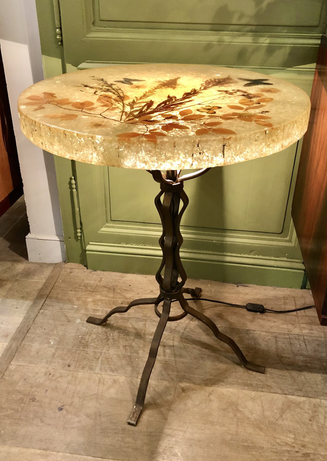 Jolie table en inclusion de verres