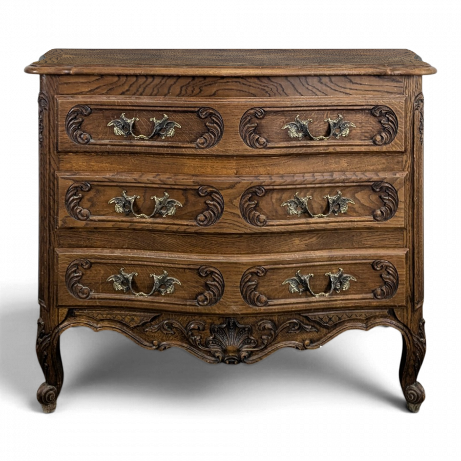 Commode néo rustique galbée richement sculptée