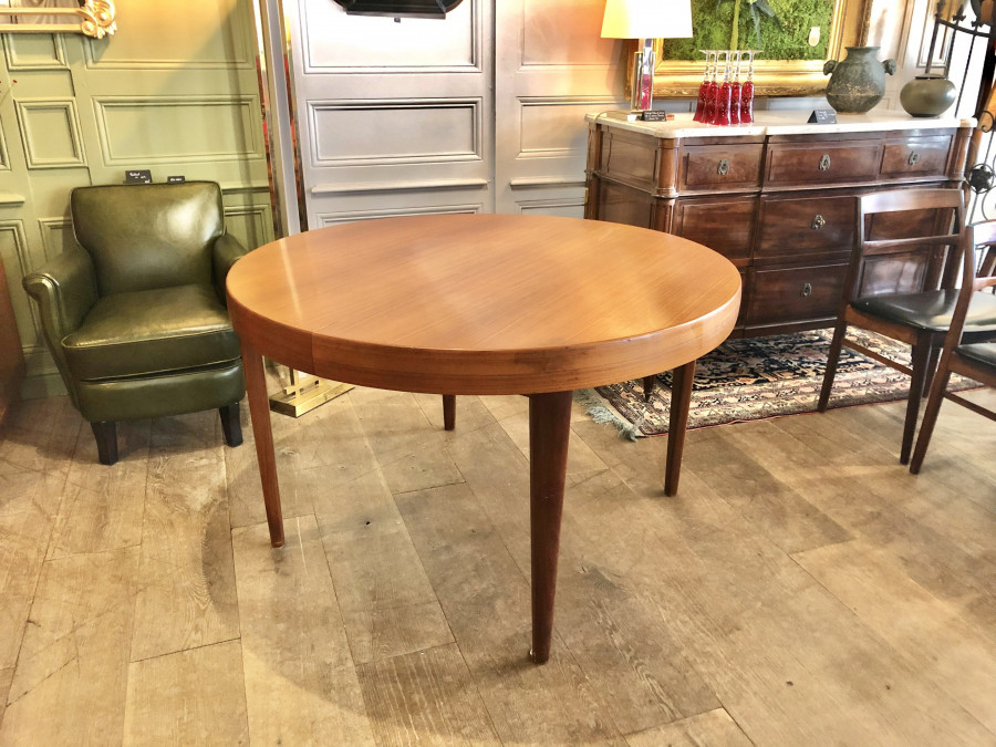 Belle table ronde scandinave avec allonges